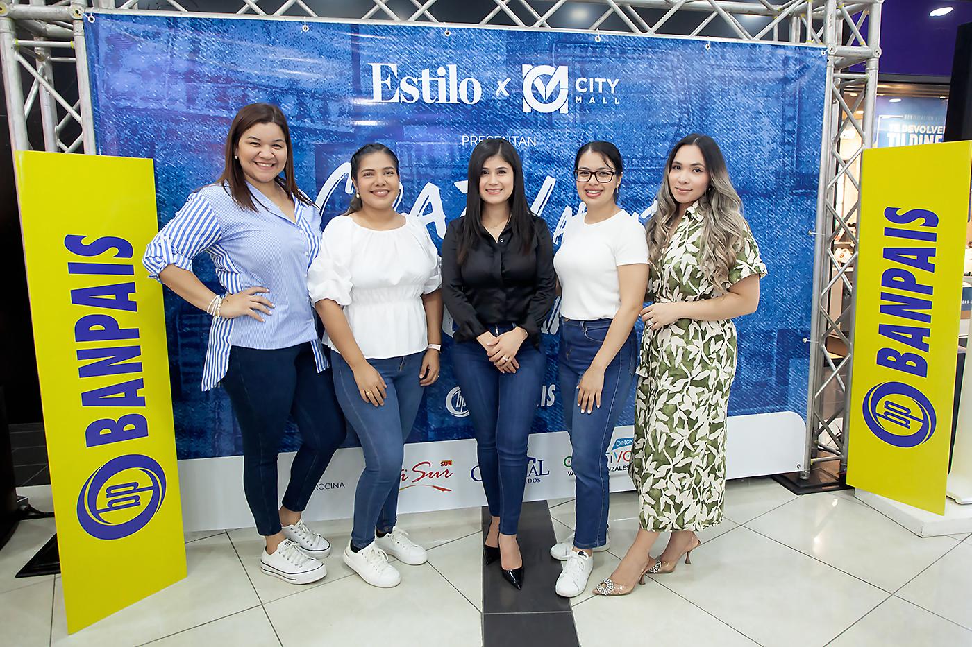 Maritza Espinoza, Vivian Juárez, Yosselin Chirinos, Jennifer Silva y Tania Benítez