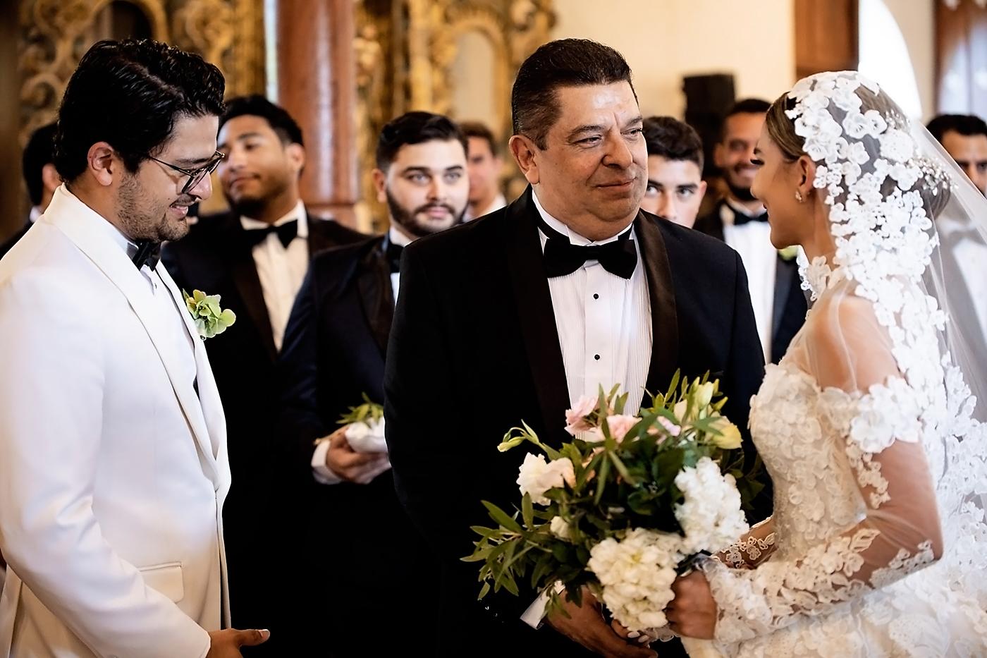 El orgulloso padre entrega a su hija a su prometido, David Emilio Hércules