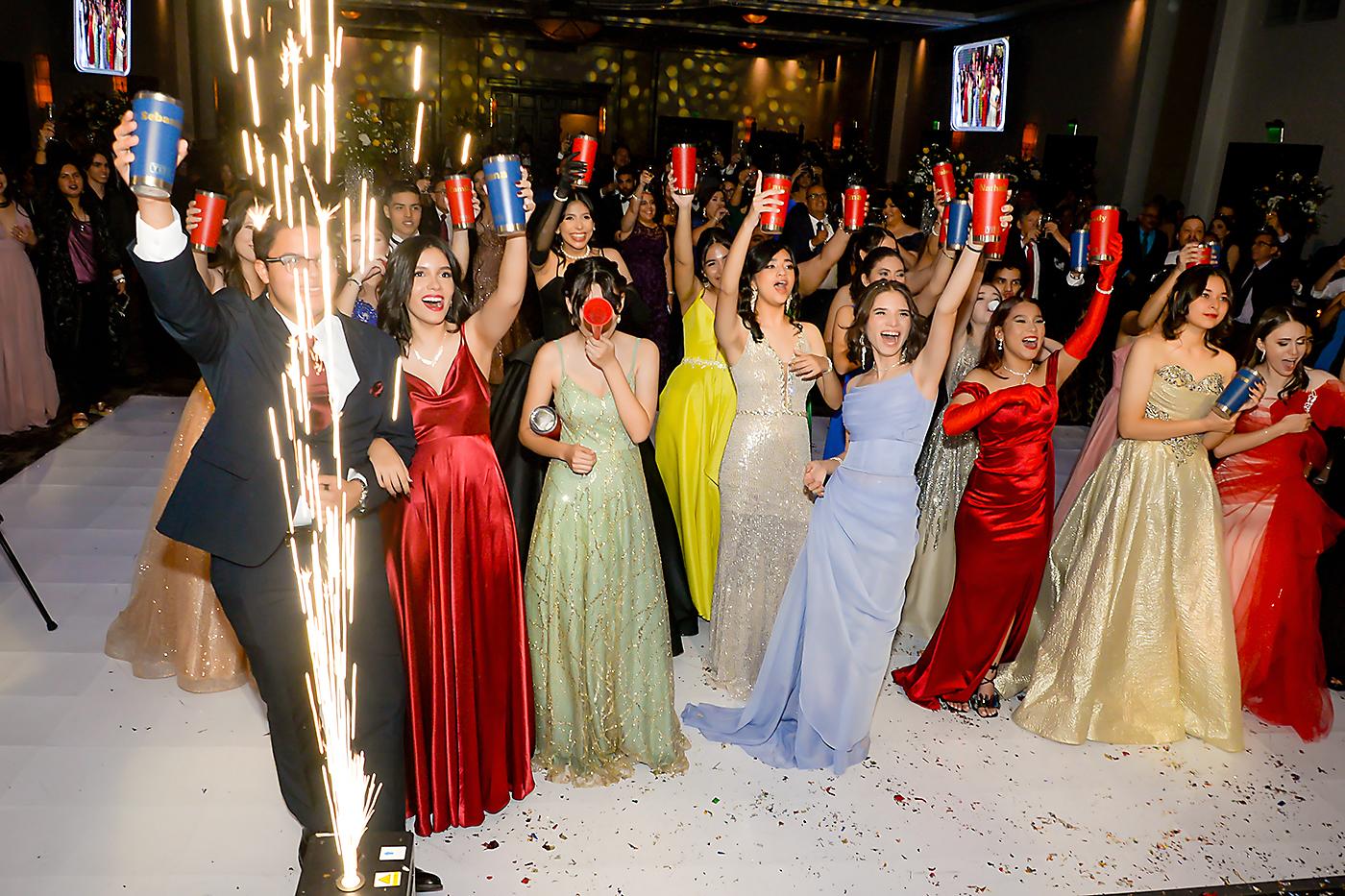 Prom 2023 haciendo el brindis de graduación