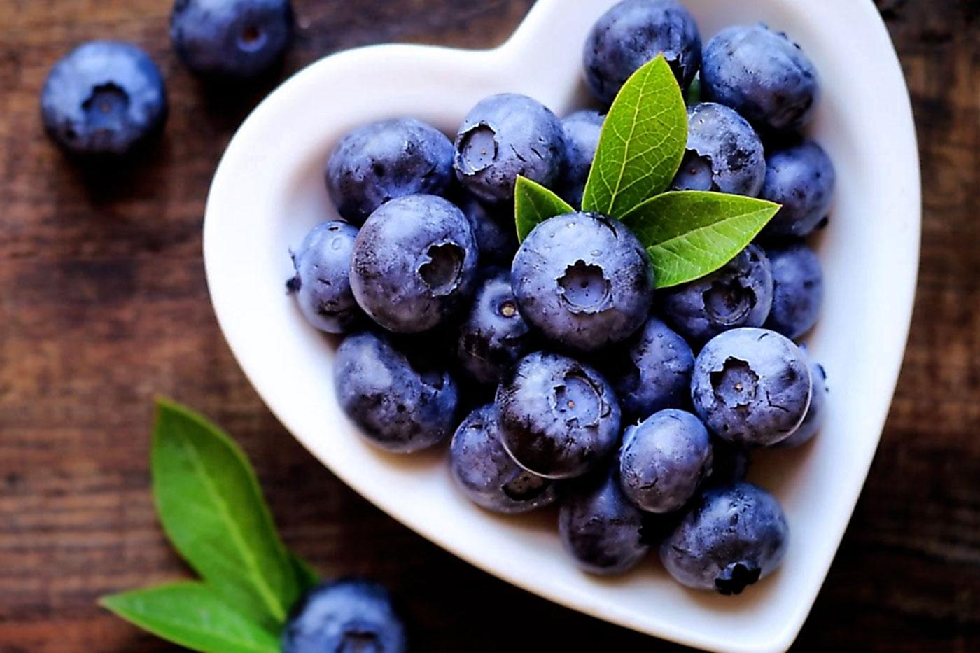 Un tazón de cualquier fruta fresca es una excelente idea para un refrigerio, pero los arándanos son la mejor opción. Los arándanos son increíbles porque tienen azúcares naturales, fibra para ayudar a ralentizar la liberación de energía y son alimentos increíbles para el cerebro porque están llenos de antioxidante