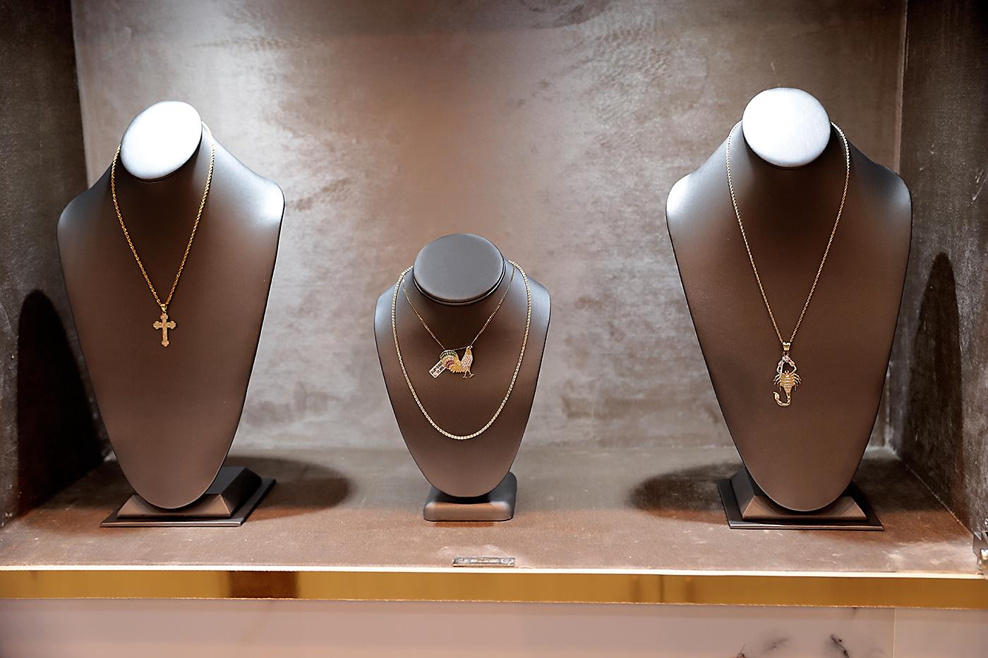 La tienda de Darvin Joyeros ofrece una experiencia de compra elegante y lujosa para los amantes de la joyería.