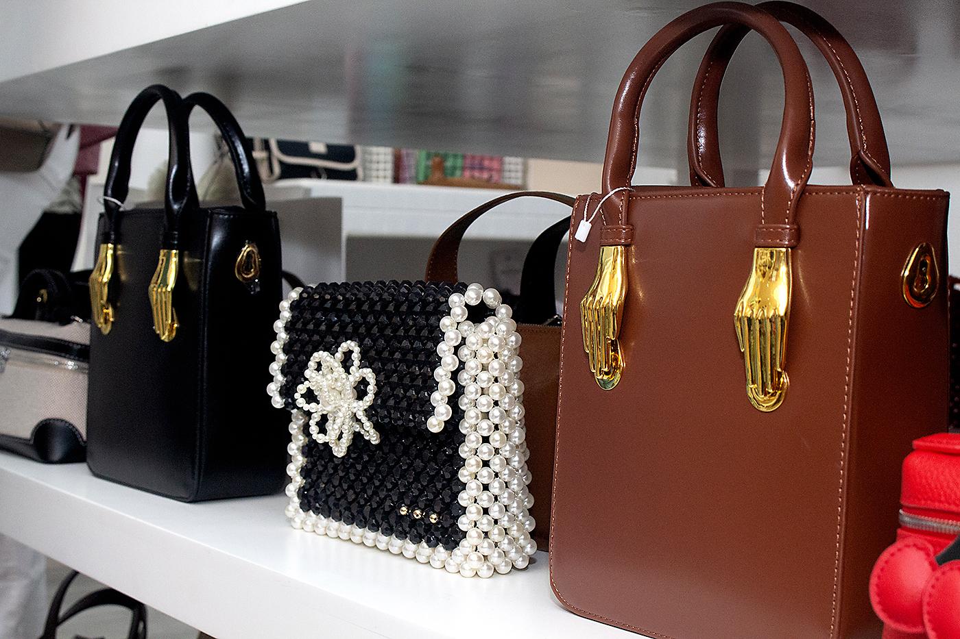 Finas carteras de mano.