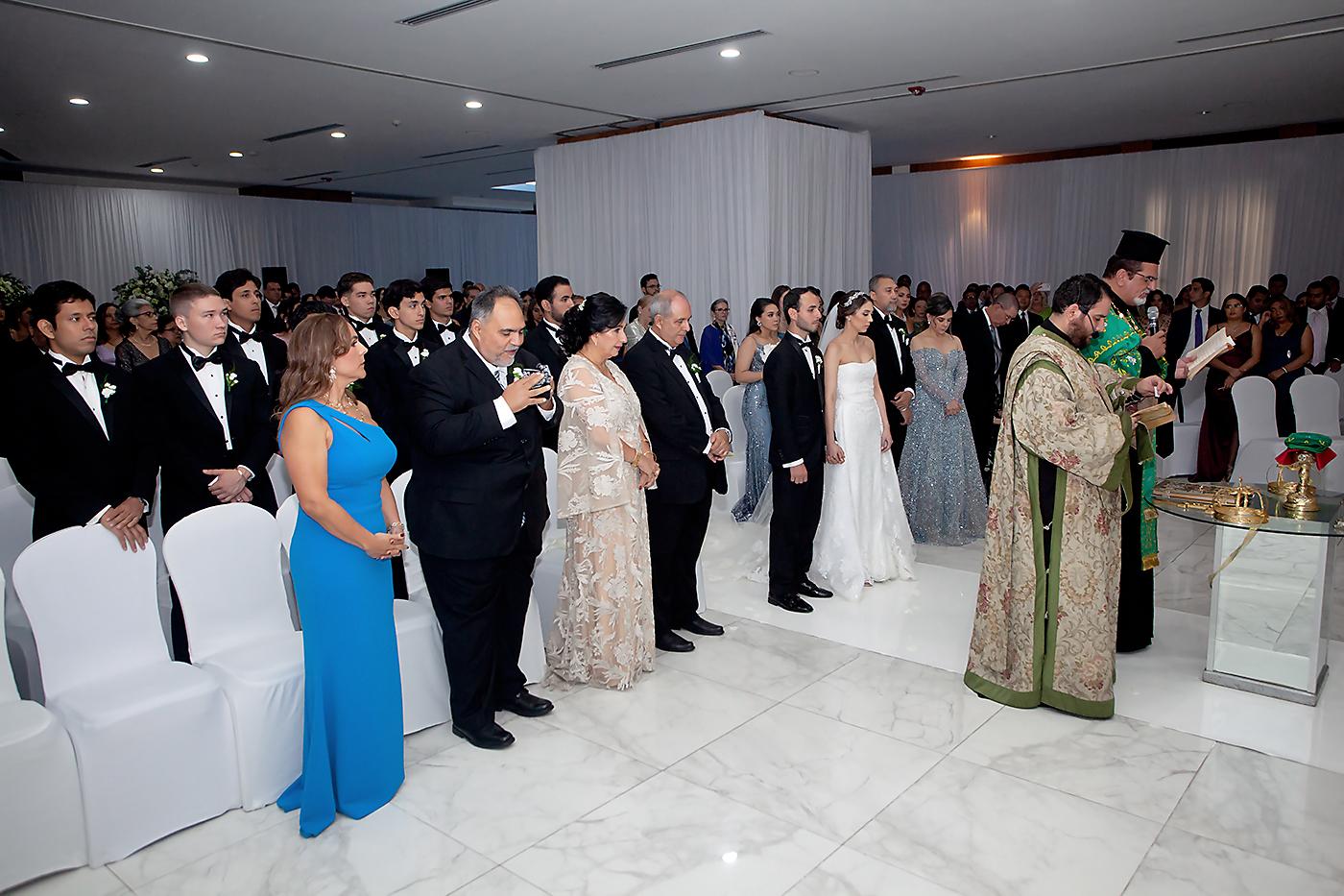 Los novios y sus padres hacen reverencia ante la presencia del reverendo Jorge Faraj de la Catedral Ortodoxa Juan Bautista