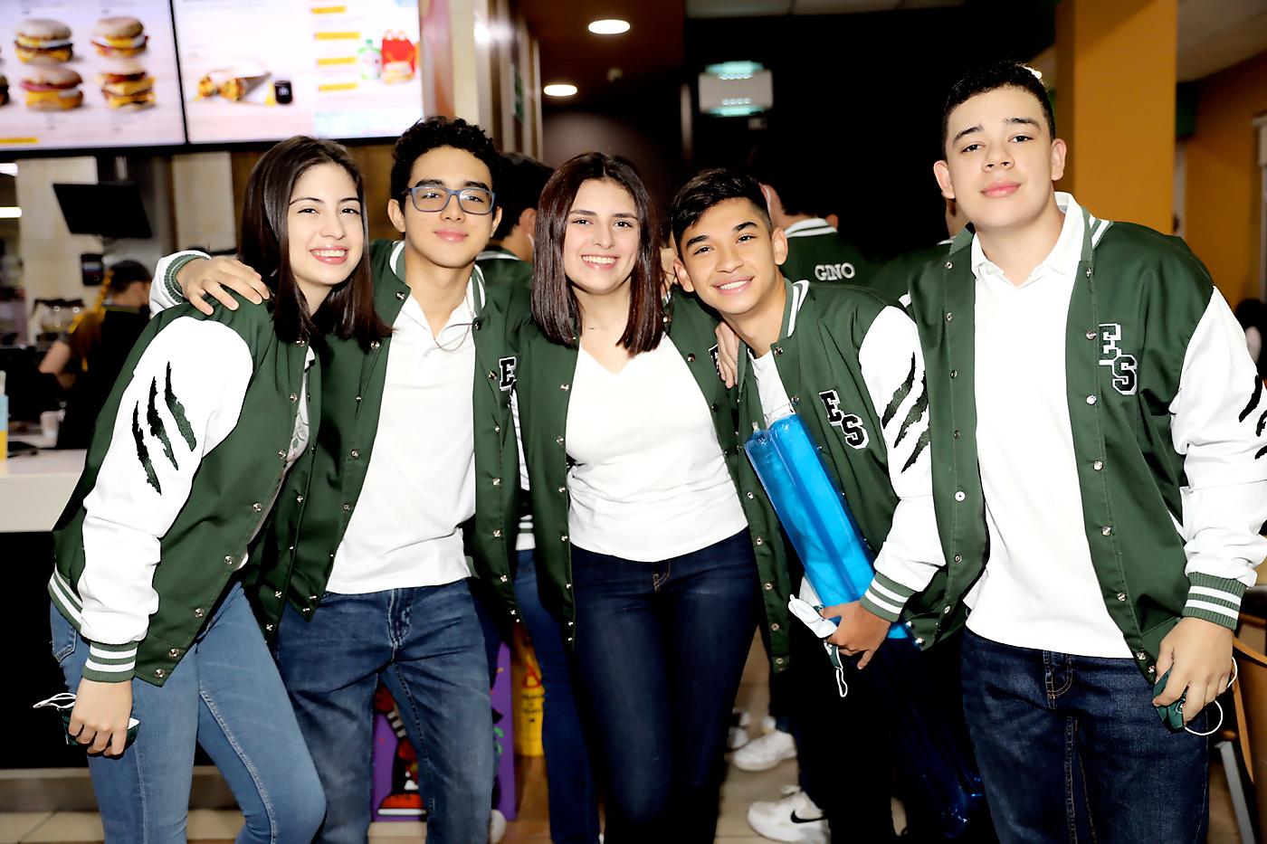 Ruth Velasquez, Marco Villanueva, Andrea García, Josué Rivera y Julio Gómez