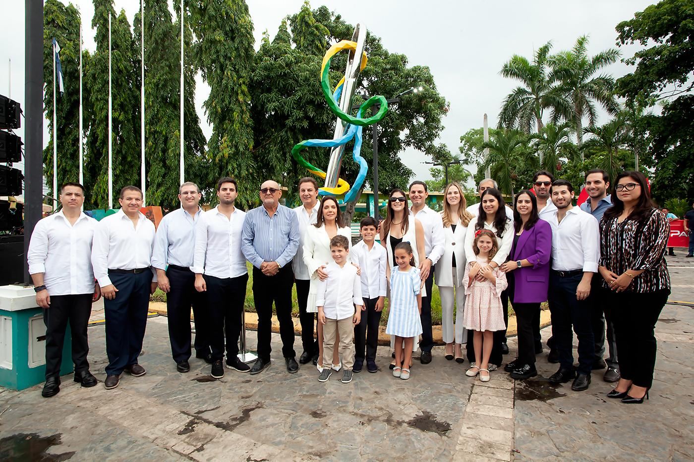 Gerencia de Industrias Pacer acompañados por su familia, representantes de la industria y el alcalde de la ciudad de Choloma posan y celebran por el 40 aniversario de Industrias Pacer