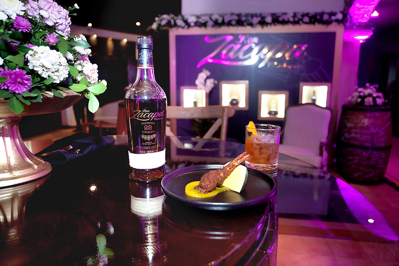 Ron Zacapa 23 años y el platillo de camarón.
