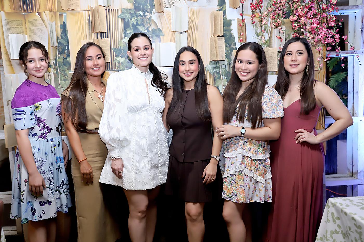 Verona Rivera, Ana Rivera, Allison Rivera, Reina Ardón, Angélica Chinchilla y Katherine Rivera.