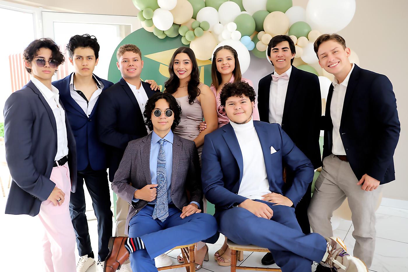 En un ambiente de risas y alegría los seniors de la Discovery School disfrutaron de su tradicional brunch para reforzar lazos de amistad y recordar inolvidables anécdotas durante su vida estudiantil. Stefano López, David Serpas , David Martínez, Lenin Hernández, María José Zúniga, José Alberto Molina, Ashley Mármol, David Blanco y Oliver Sanders