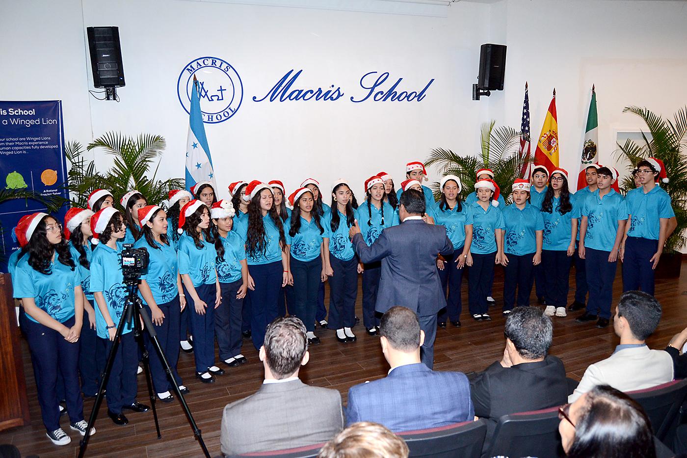 Un momento destacado de la ceremonia fue la participación del Coro de Secundaria de Macris, dirigido por el maestro David Salinas. El coro deleitó a los asistentes con su interpretación de “White Christmas” de Irving Berlin, un reconocimiento adicional a su reciente logro de calificación Superior Perfect Score en una competencia nacional de escuelas bilingües.