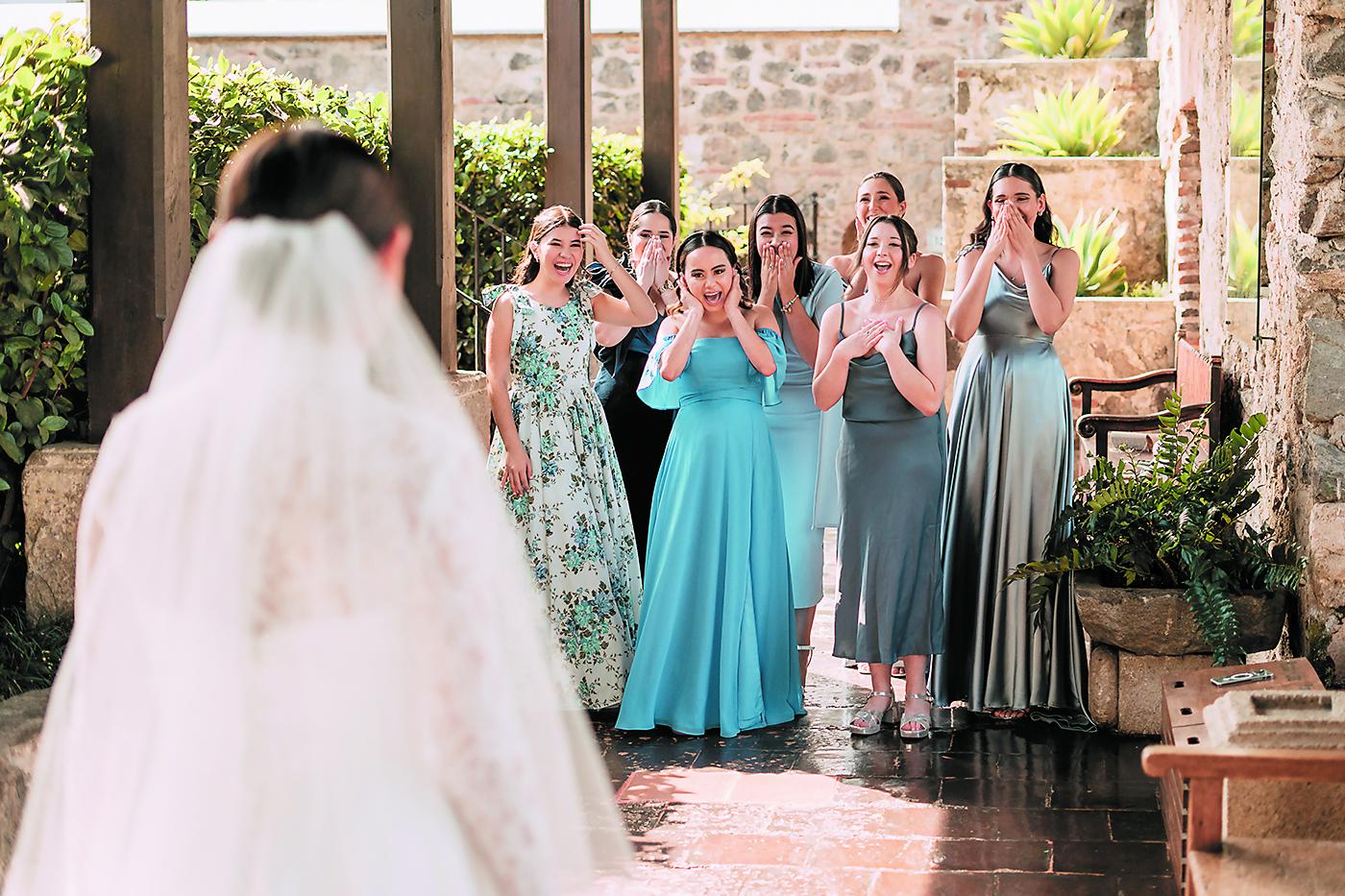 Las damas de honor irradiaban emoción ante la esperada celebración nupcial.