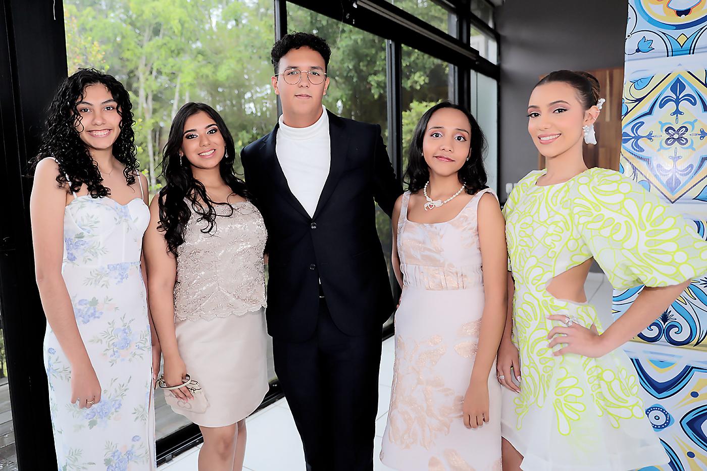 María Luisa, Deysi Sinclair, Ariel Cruz, Milly y Leah Aguilar.