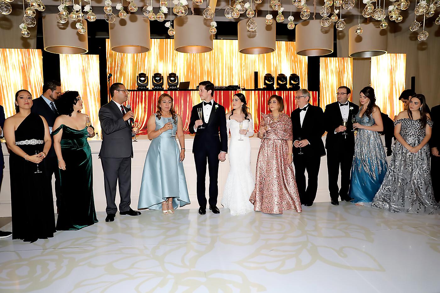 Un brindis lleno de mensajes y buenos deseos para los novios 