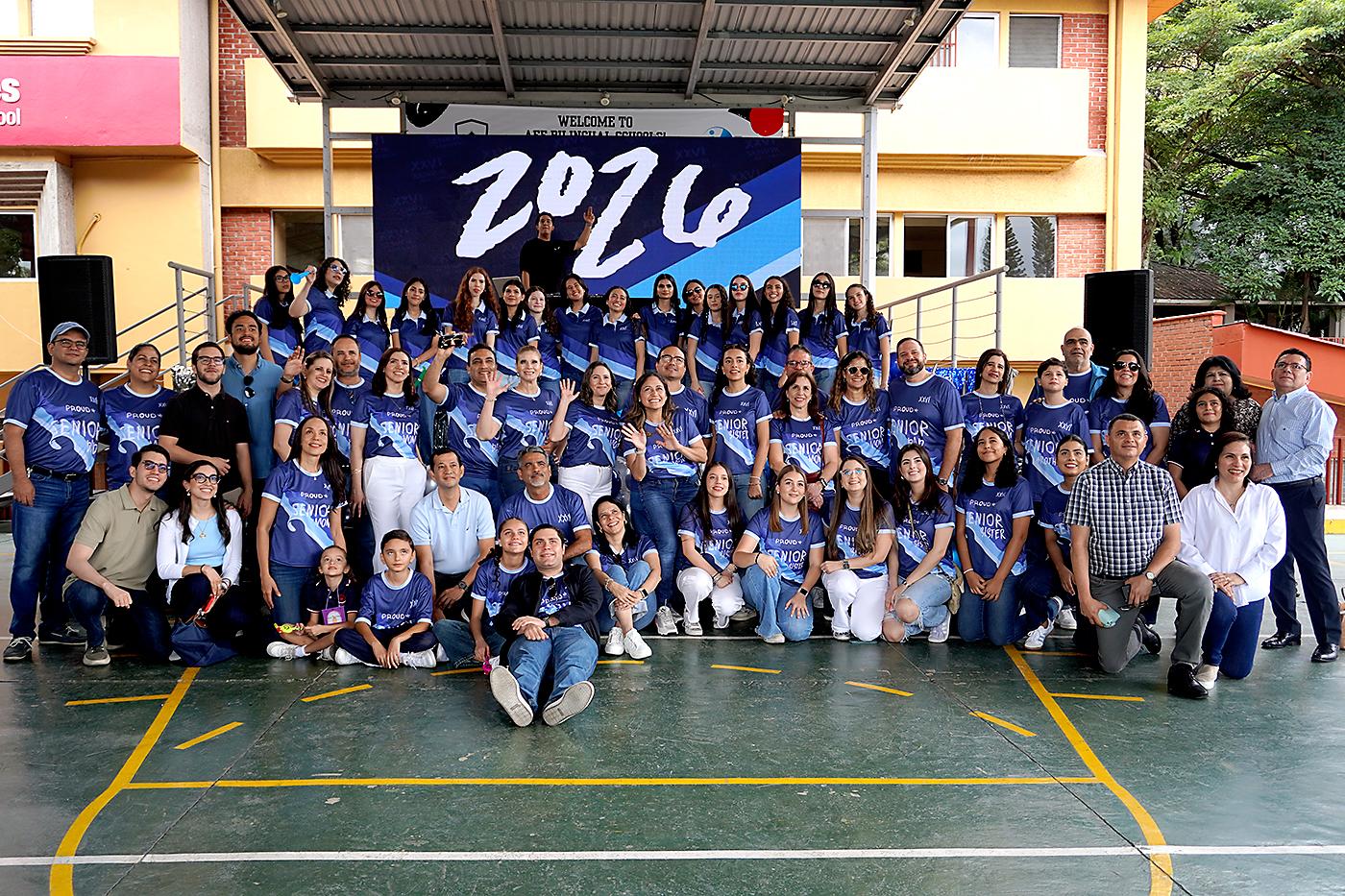 Seniors 2026 de Antares junto a sus padres.