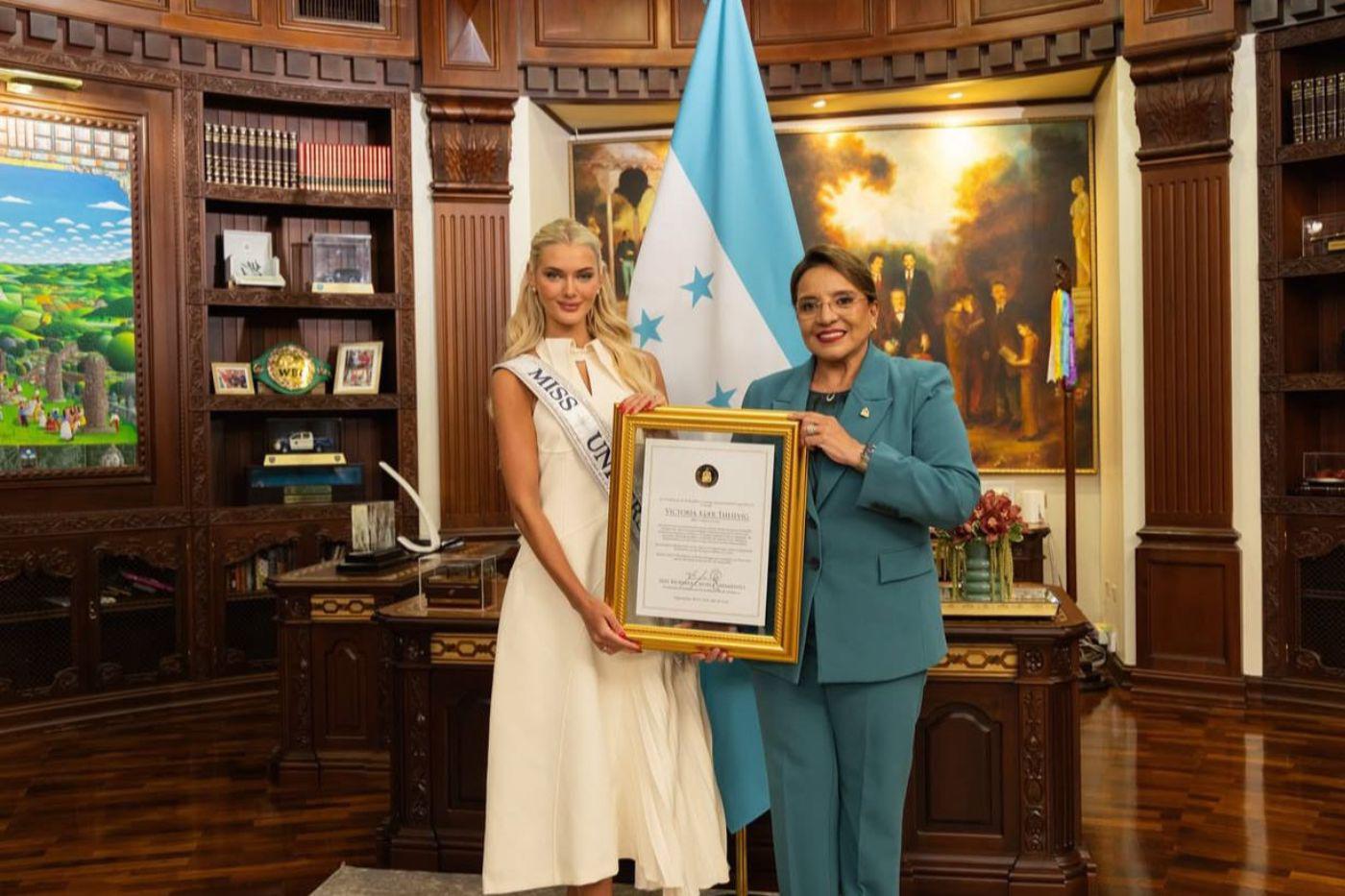 También visitó Tegucigalpa y, en su estadía, la danesa conoció a la presidenta Xiomara Castro en la casa presidencial, quien, luego de dialogar, le entregó un reconocimiento, destacando la unión, el poder y la influencia femenina. 
