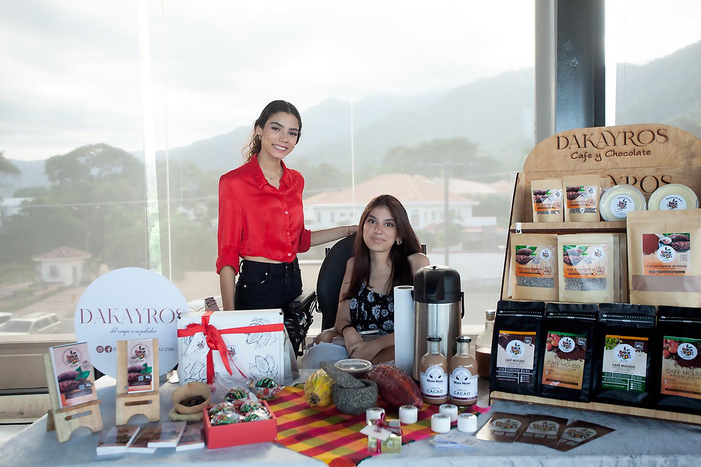 Katherine y Sophia Ayestas con su emprendimiento Dakayros Café y Chocolate.