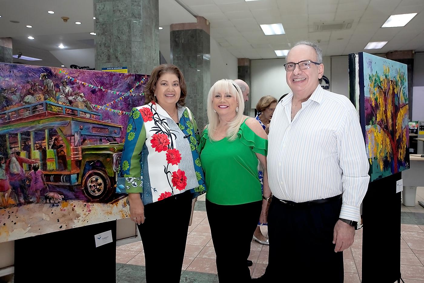 Leticia Morales, Jackie Babun y Víctor Kawas.