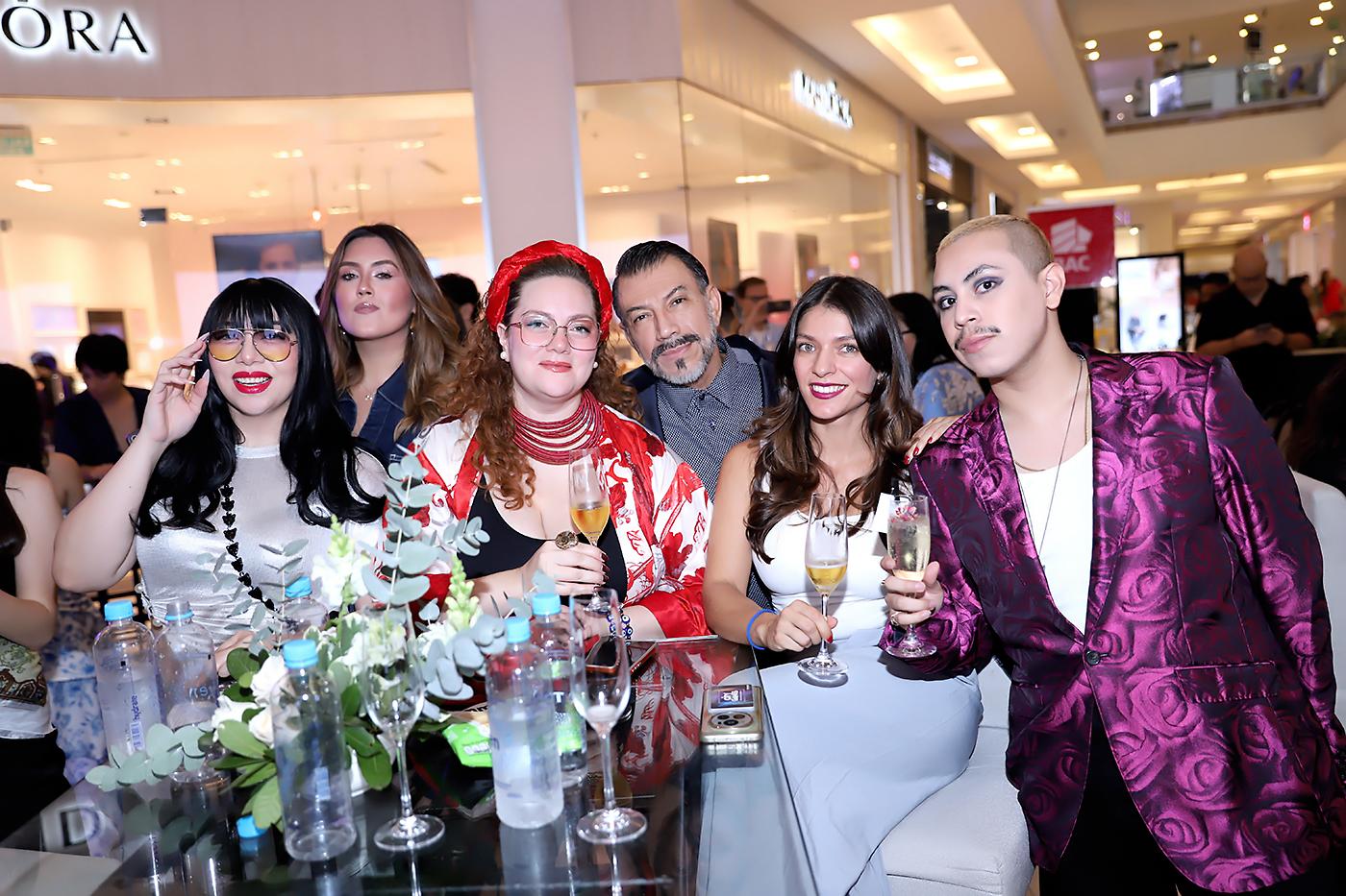 Crista Cardona, Isabella Castro, Isabella Arévalo, Yoyo Barrientos, Sofía Clare y Erick Molina.