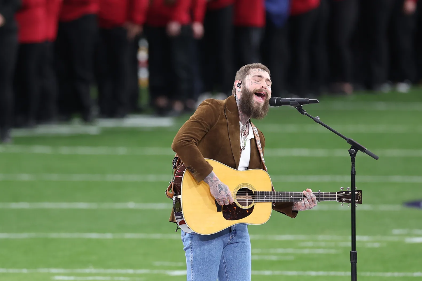 Post Malone interpretó la canción America The Beautiful, uno de los himnos de Estados Unidos, como parte del <i>show</i> de apertura del Super Bowl 2024.