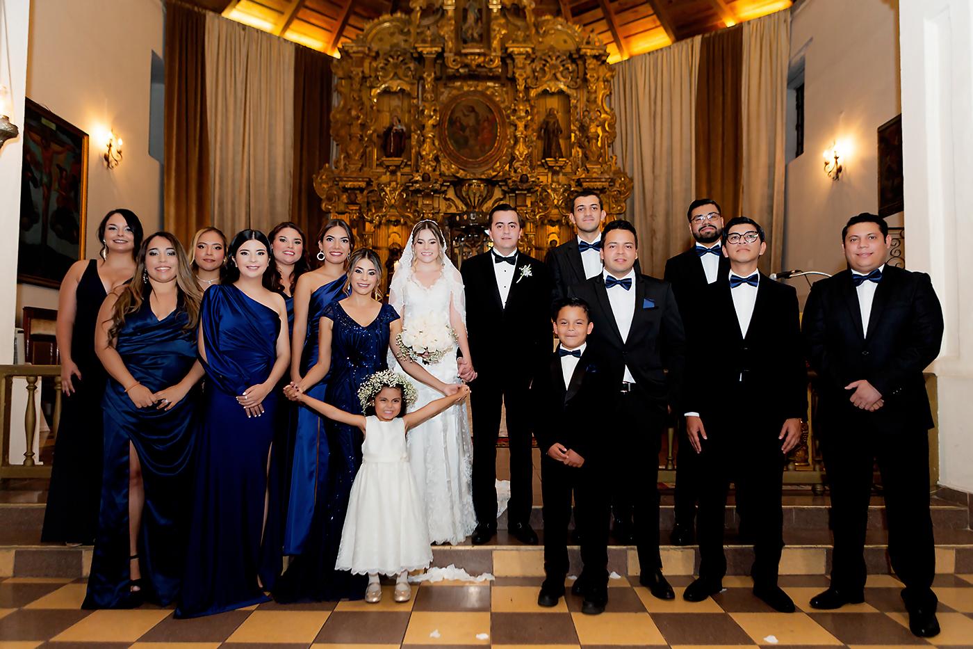 Los novios junto a su cortejo nupcial. 