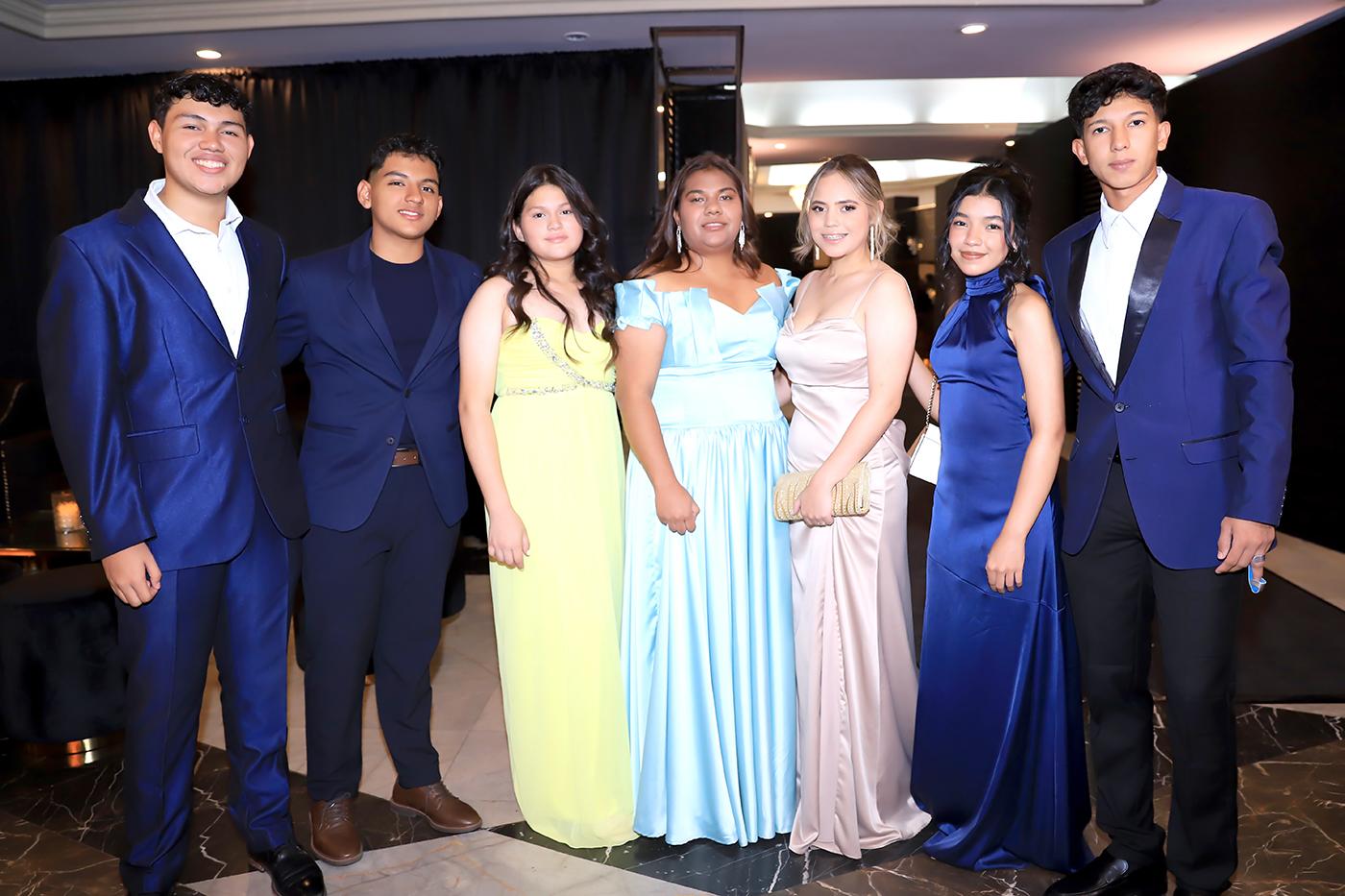 Invitados a la prom 2025 de DelCampo School