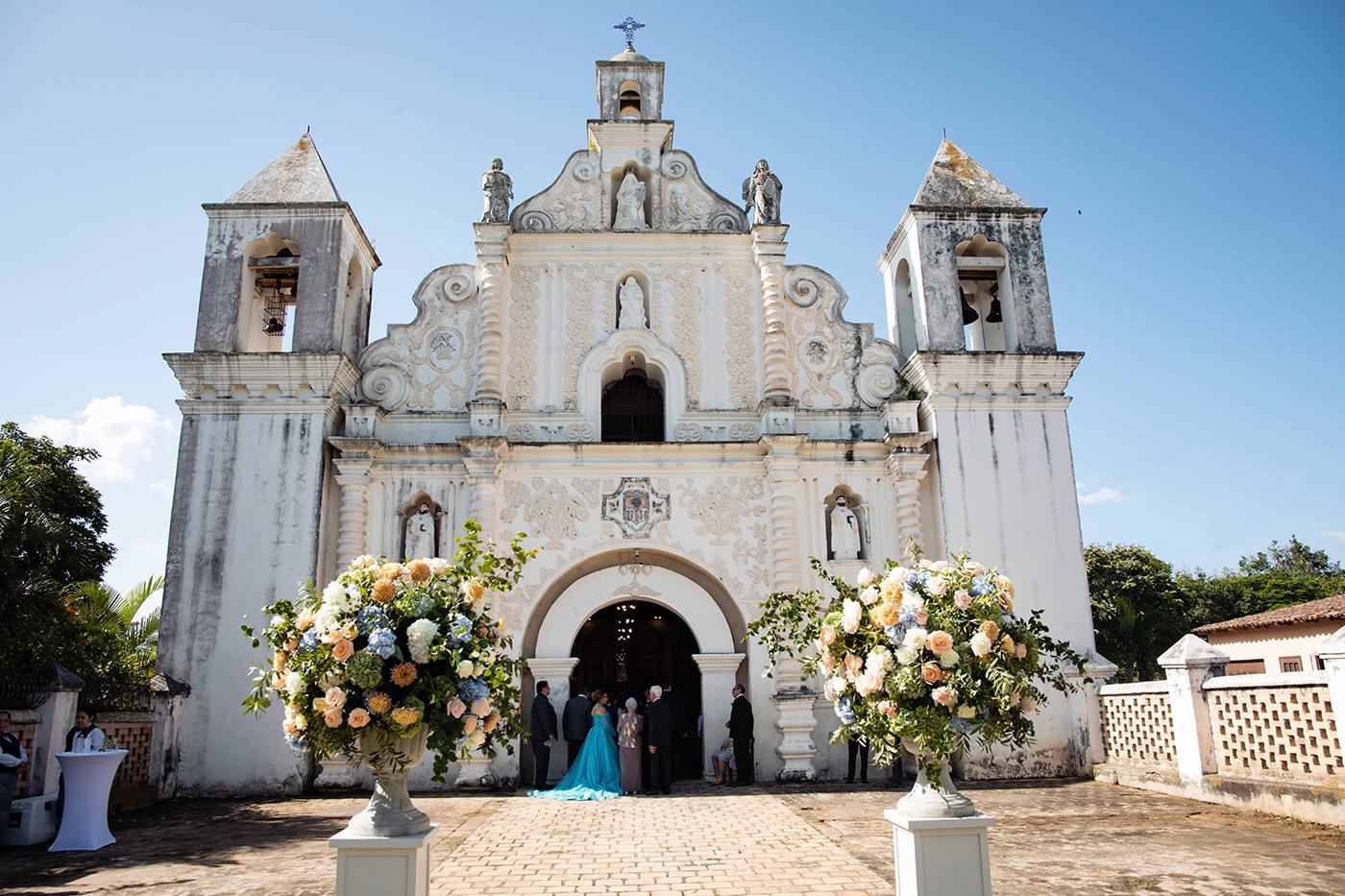 La iglesia La Merced en el corazón de Gracias, Lempira, fue decorada con un arreglos masivos compuestos por las flores favoritas de la novia