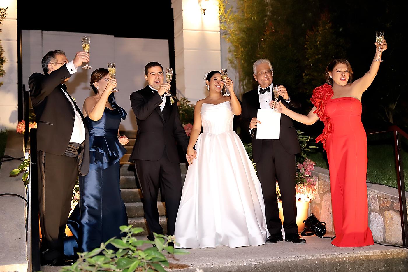 Los novios brindaron con sus orgullosos progenitores 