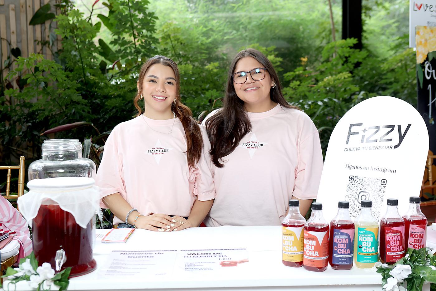 Melanie Zepeda y Katerin Herrera.