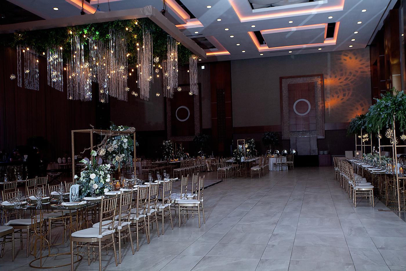 Mesas estilo imperial de vidrio con elegantes arreglos en bases de metal fueron integradas al ambiente decorativo.