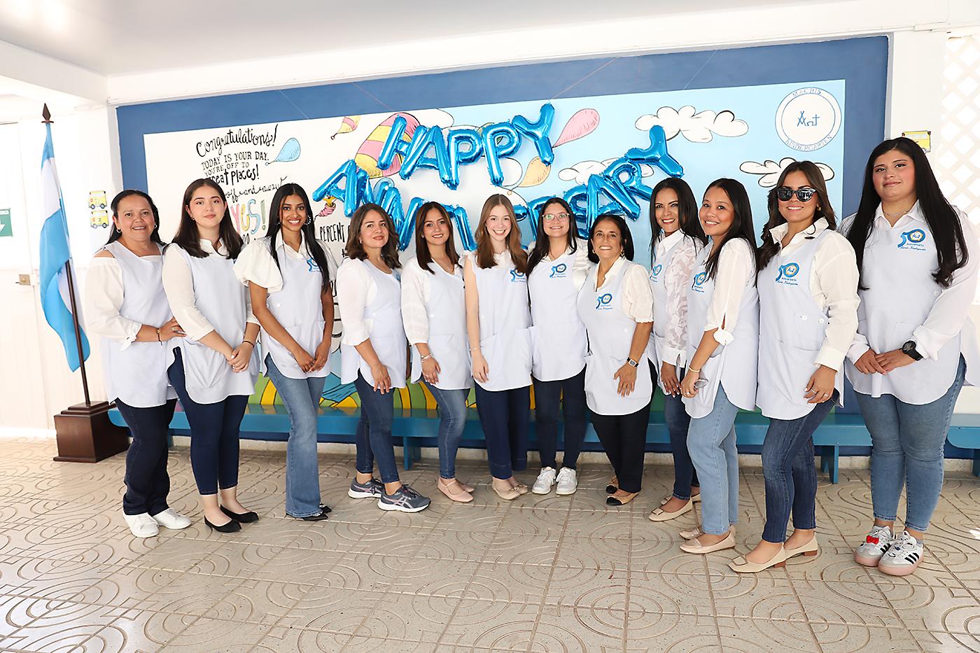 El staff de Macris Kindergarten participó entusiasta en al celebración conmemorativa