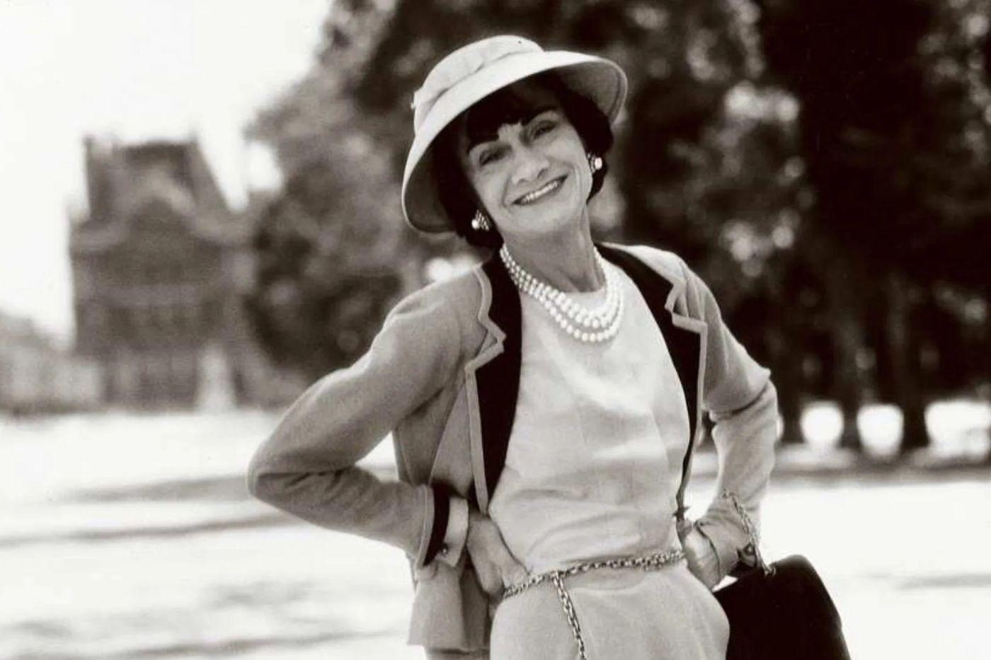 Chanel nació el 19 de agosto de 1883 en Saumur, Francia en una familia de escasos recursos económicos, su infancia estuvo lejos de lujos y privilegios. 
