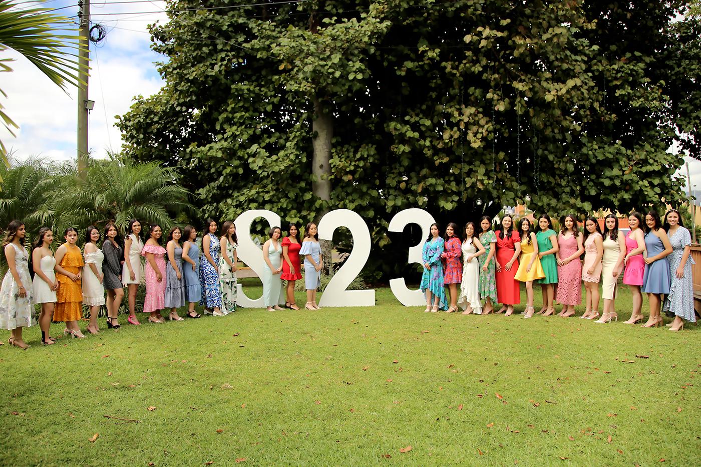 La amistad que ha unido por más de una década a la clase 2023 del Centro Escolar Antares se dejó sentir esa mañana en la Hacienda El Trapiche, donde compartieron un alegre brunch. Las emociones por los preparativos de su prom y el próximo comienzo de la vida universitaria fueron los principales ingredientes del festejo organizado por la junta de padres de familia. 