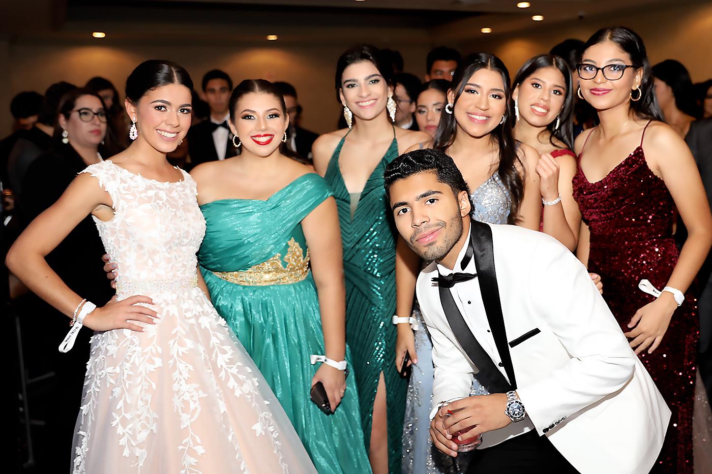 María Cornejo, Carolina Chang, Isabella Ayón, Flhor López, Larissa Mancías, Adriana Salgado y Diego López 