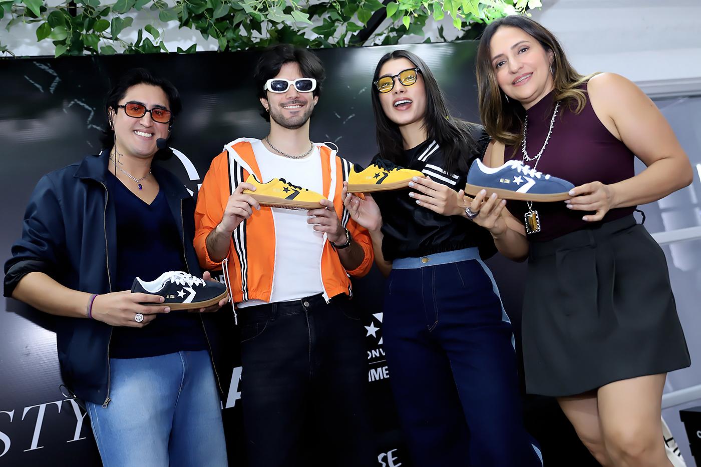 La creatividad, el estilo y la autenticidad se unieron en Style Lab x Converse Timeout, una experiencia única que formó parte de la décima edición de BAC Estilo Moda 2025. José Vargas dirigió la charla, compartiendo tips sobre cómo elevar el calzado urbano y convertirlo en un verdadero statement de estilo. Durante el encuentro, se mostraron nuevas formas de combinar los Converse Classic Trainers con blazers de Galeano Etiqueta y piezas de outerwear de la diseñadora Karla Cruz.