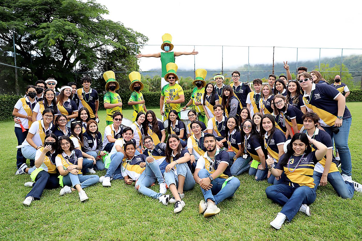 Welcome class of 2023! En una mañana de puras emociones, los seniors de Macris School arribaron a las instalaciones del centro educativo donde se vivió una verdadera fiesta entre batucadas, música, coreografías y sorpresas