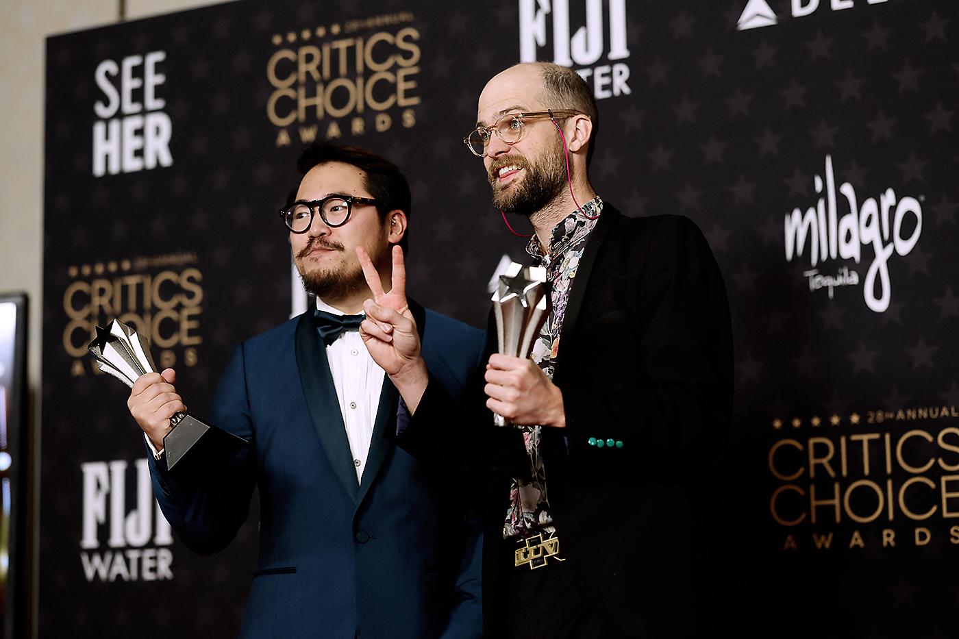 Daniel Kwan y Daniel Scheinert, ganadores del Mejor Guión Original por "Everything Everywhere All at Once"