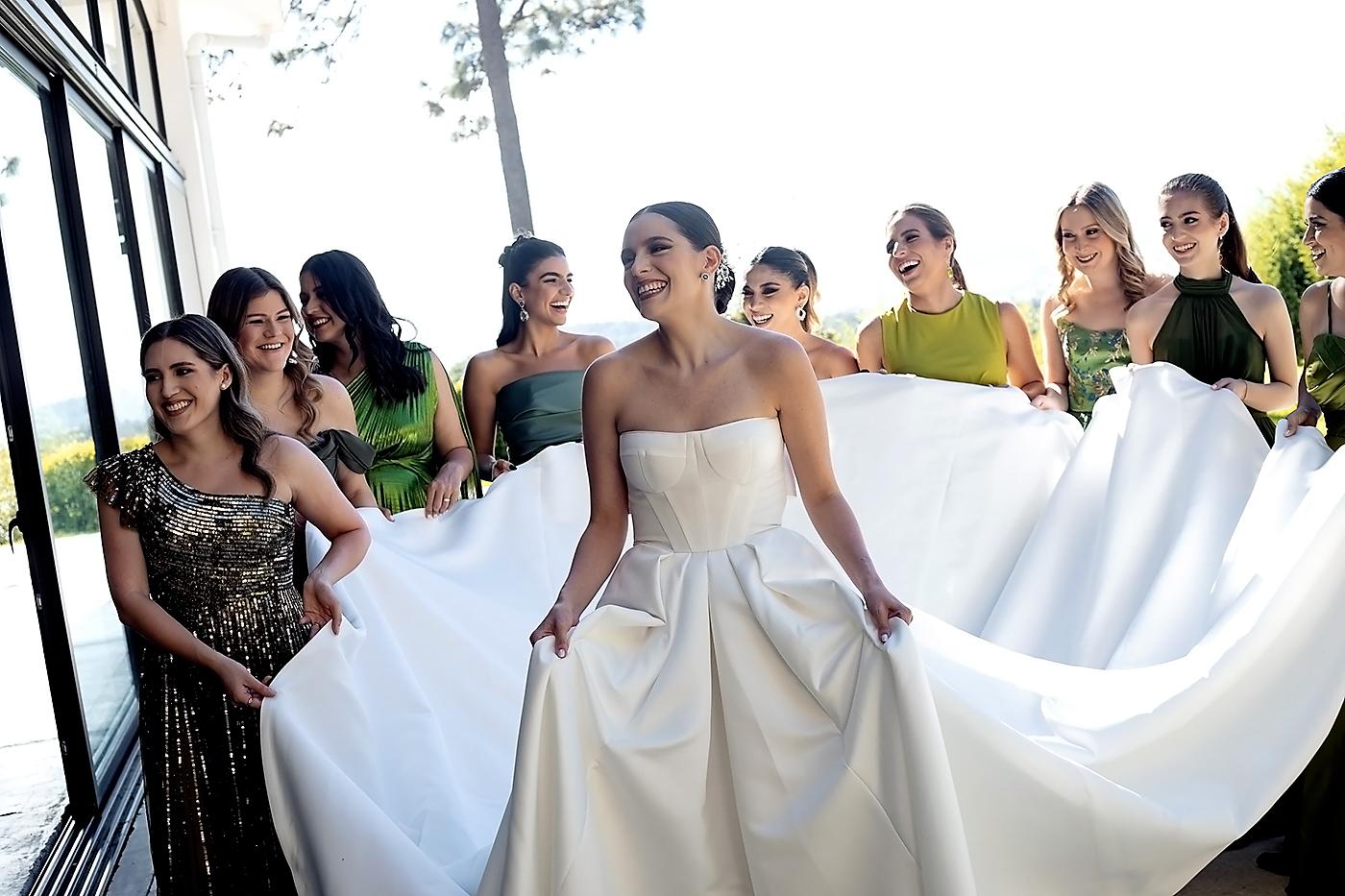 Enamora y feliz la novia con sus damas 