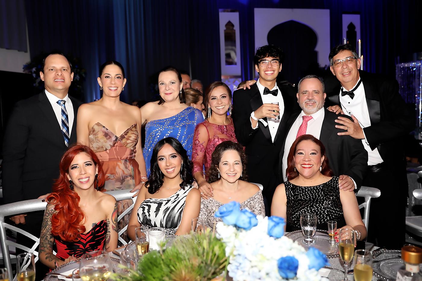 De pie, de izquierda a derecha: Frank Paz, Ana Lucía Ochoa, Victoria, Karla y Gustavo Napky, Hugo Mejía y Gustavo Adolfo Napky. Sentados: Matus José Ochoa, Lya Napky, Sandra Henriquez y Emma Mejía