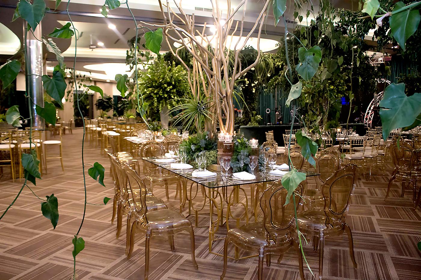 Para la ocasión se usaron mesas de vidrio de diferentes formas geométricas, decorados con fina cristalería que hicieron que destacara la decoración estilo Jardín Encantado