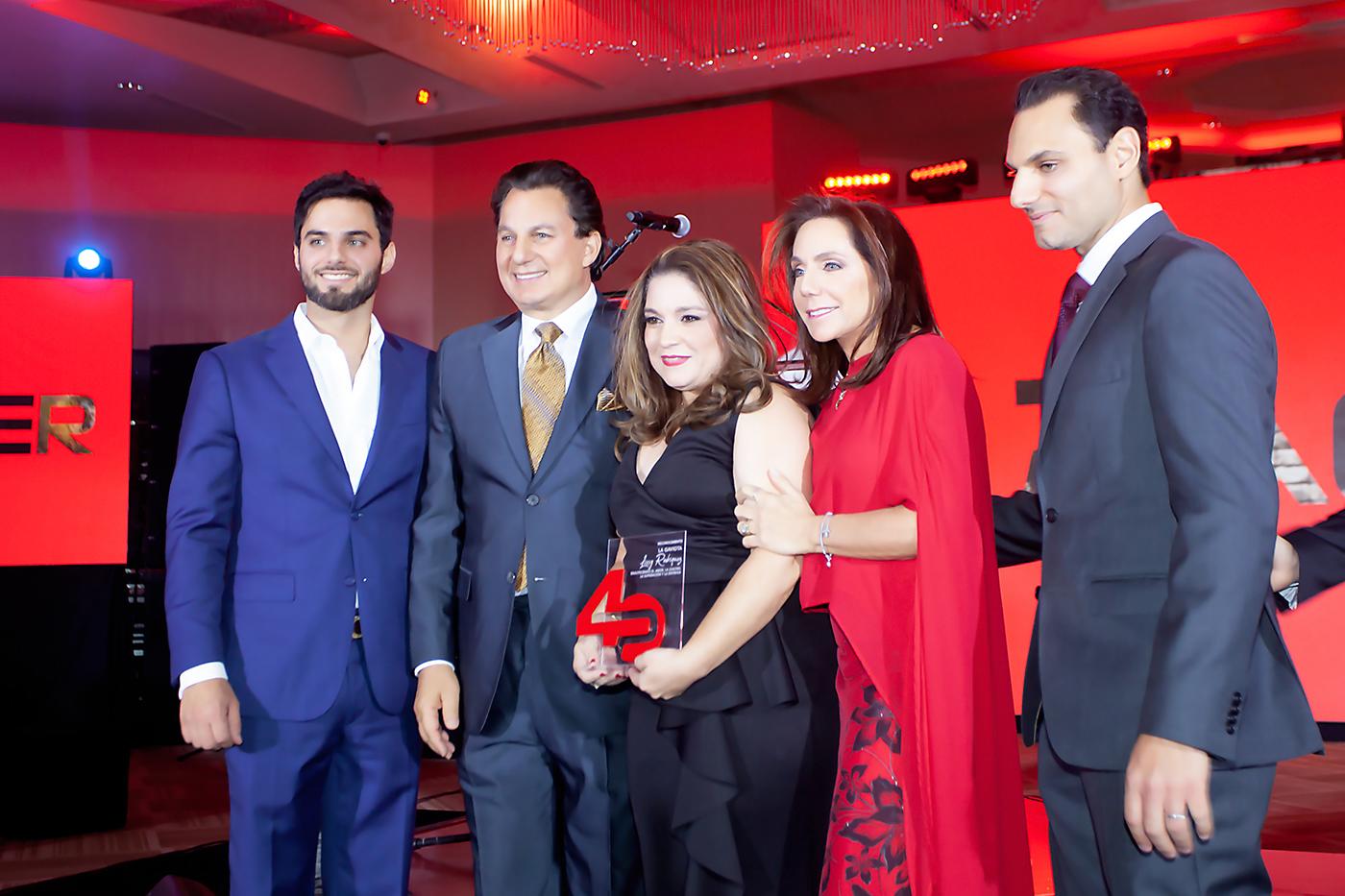 Los ejecutivos de Pacer Alejandro y Mario Canahuati con Lissy Rodríguez, quien recibió el premio La Gaviota con Sandra y Juan Carlos Canahuti.