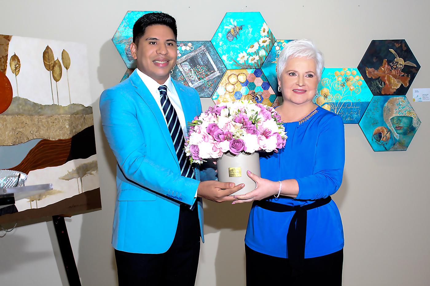 Nilson Elvir y la homenajeada Margarita Rodríguez.