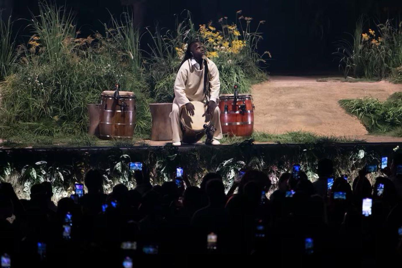  El primer concierto contó con la compañía de músicos bomba en el escenario. Los primeros temas que interpretó el boricua fueron: “DTmF”, “KETU TeCRÉ”, “EL CLúB” y “La Santa”. 