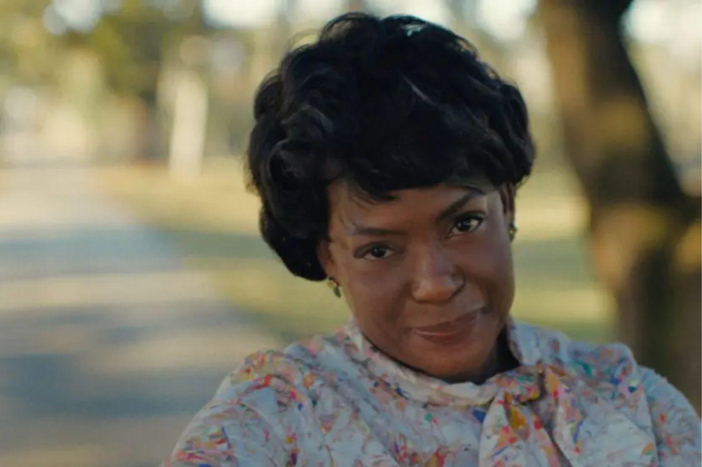 Destaca también la participación de Aunjanue Ellis-Taylor, cuya interpretación ha sido reconocida por su profundidad y autenticidad.