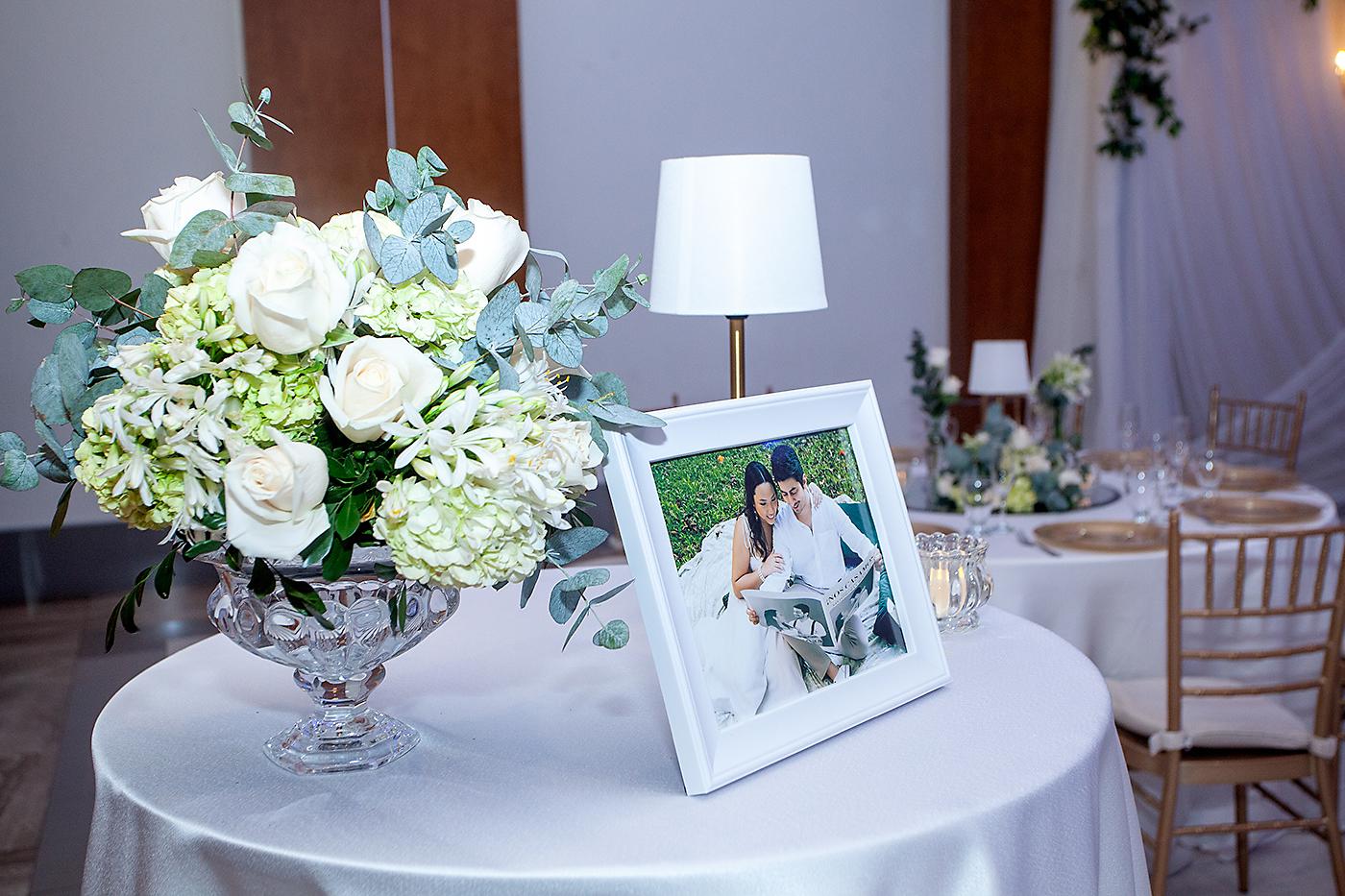 En la entrada había un arreglo estilo bouquet en base de cristal con de rosas, hortensias y agapantos con ramas de eucaliptos.