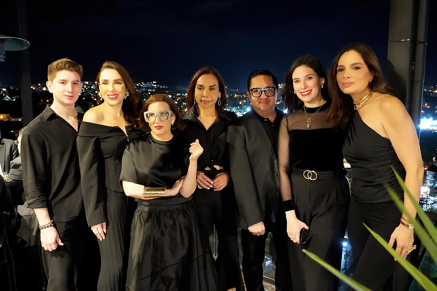 En lo más alto de la ciudad, con un paisaje iluminado como telón de fondo, Zielo Rooftop se convirtió en el escenario de una velada inolvidable. La experiencia, en alianza con Ron Zacapa y Baruch Studio, reunió a invitados selectos para disfrutar de una cena de cinco tiempos, una cata guiada y el esperado lanzamiento de nuevos cócteles de autor. Una noche única en la que la mixología y la gastronomía alcanzaron su máxima expresión, acompañadas de música en vivo y vistas incomparables. En la foto: Emir Rivera, Sonia Paz, Blanca Bendeck, Miguel Chong y Ana Melissa Paz.