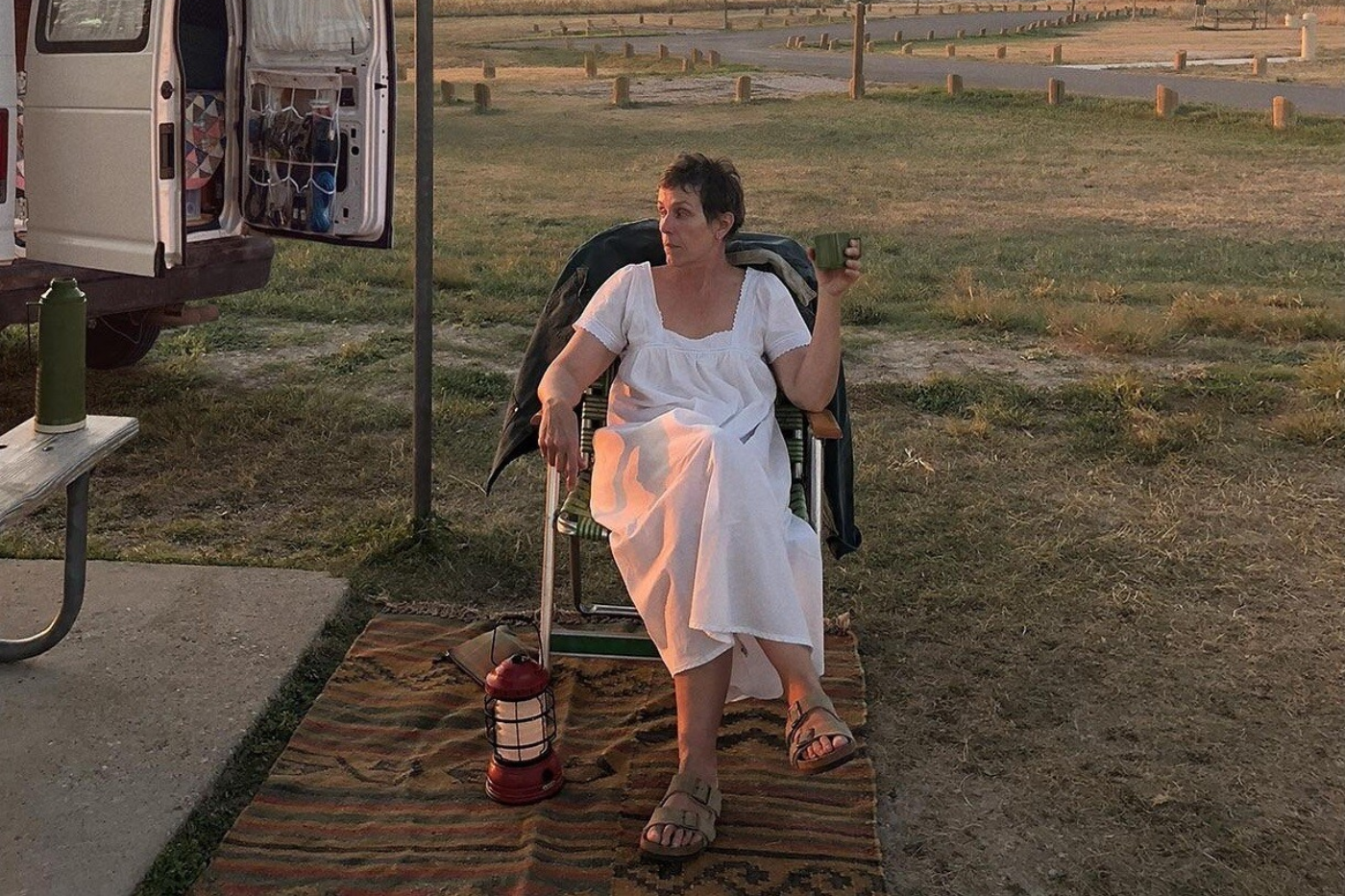 <b>Nomadland (2021)</b>Dirigida por Chloé Zhao, sigue a Fern, interpretada por Frances McDormand, una mujer que vive como nómada en Estados Unidos tras perderlo todo durante la Gran Recesión. La película explora la vida de los trabajadores nómadas y temas como la libertad y la resiliencia humana.