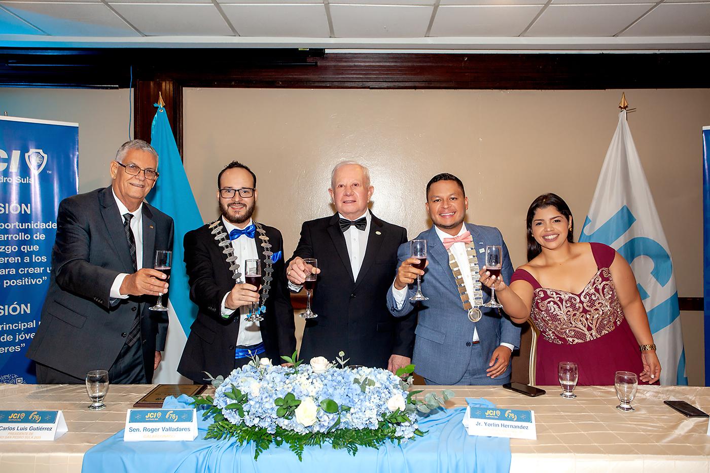 En el marco de la celebración de los 76 años de fundación de la JCI San Pedro Sula como la pionera del movimiento junior en la zona norte de Honduras, se llevó a cabo una elegante ceremonia en la que se entregó el Galardón “Senador Julián Arriaga Belisle” al distinguido empresario y pasado miembro junior: Roger Valladares Varela. En la foto: Juan Bendeck, Carlos Luis Gutiérrez, Roger Valladares, Yorlín Hernández y Marcela Barrientos.