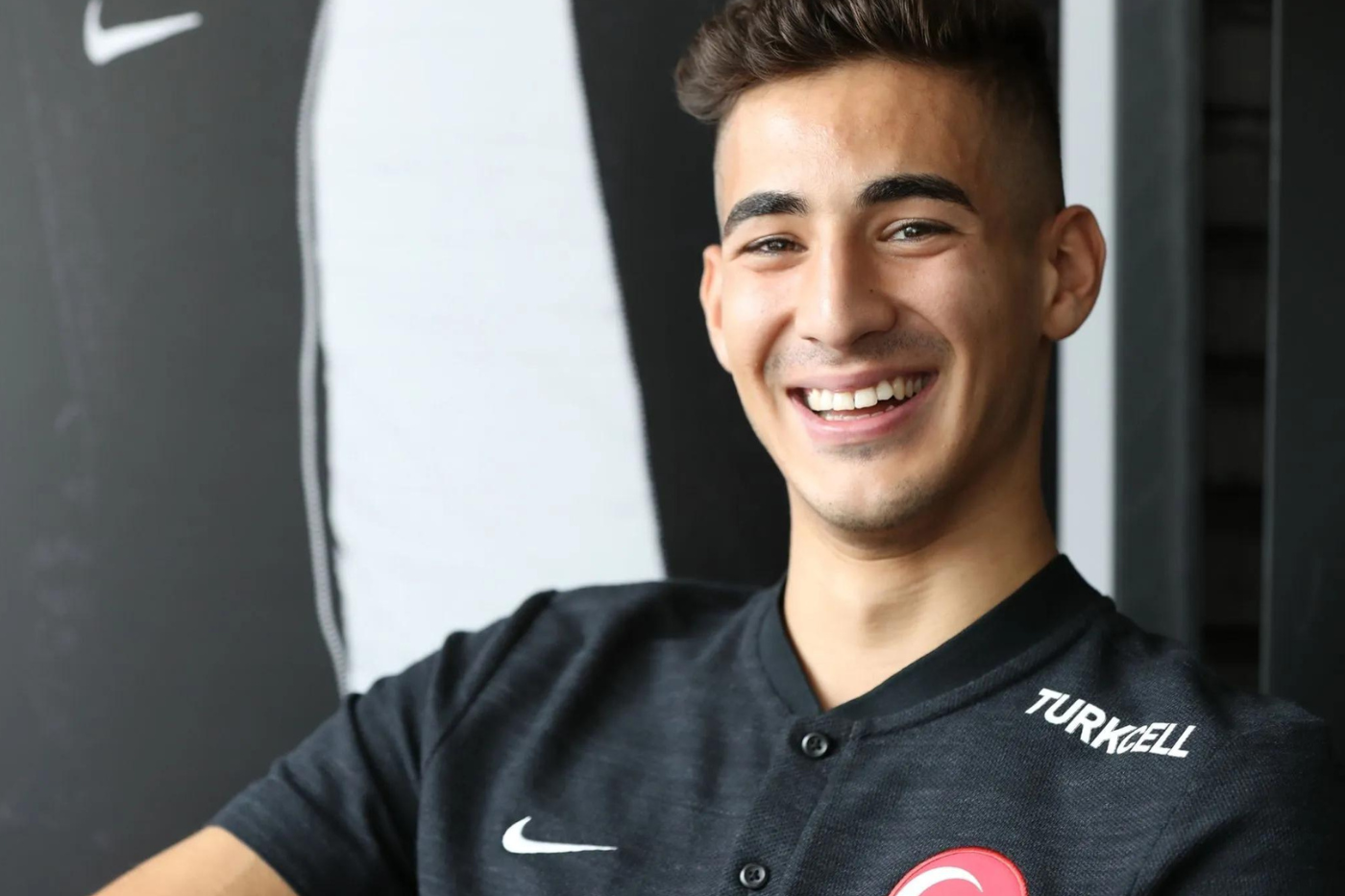 Mert Müldür es un futbolista austriaco, nacionalizado turco, que juega como defensa en el Fenerbahçe S. K. de la Superliga de Turquía. Integra desde 2018 la selección de fútbol de Turquía. El jugador de 25 años ha sido catalogado como el jugador más sexy del torneo.