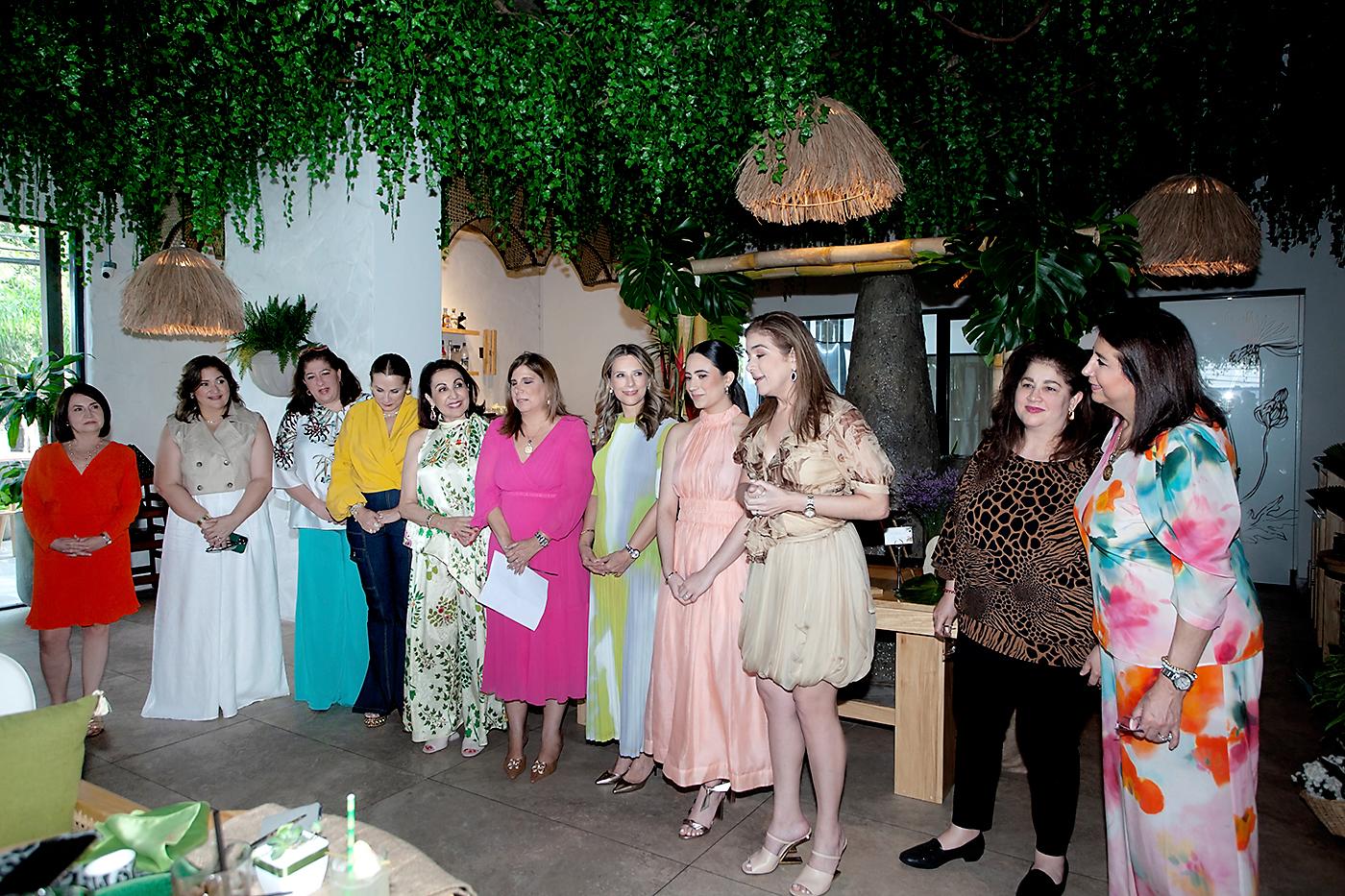 Las oferentes al momento de elevar una oración de gratitud a Dios.