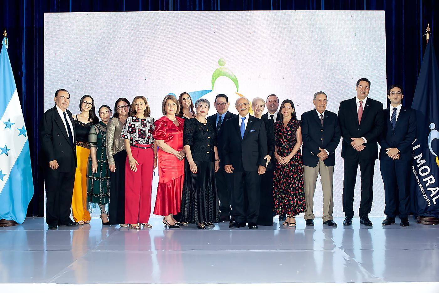 - Rafael Ruíz, Blanca Valenzuela, Paula Morales, Jackeline Cuestas, Patty de Castillo, Yolany de Valle, Joyce Faraj, Linda Coello, Nery López, Fouad Faraj, Josephine Faraj, César Tielemans, Verónica de Chicas, Juan Marinakys, Roberto Matuty y Fernando Kattán
