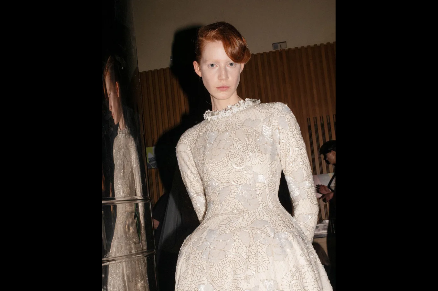 El desfile de Richard Quinn estuvo lleno de peinados recogidos brillantes y esculpidos, inspirados en YSL y Lacroix a finales de los 70 y principios de los 80. Estos peinados presentaban secciones onduladas en la parte frontal del cabello, que se barrían hacia un lado y se aseguraban con horquillas para un acabado elegante.